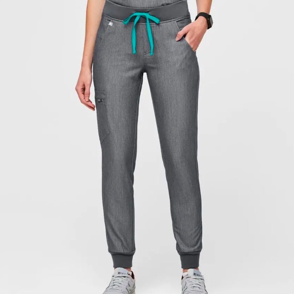 Graphite Zamora™ High Waisted - Petite Jogger
Scrub Pants
M - Graphite